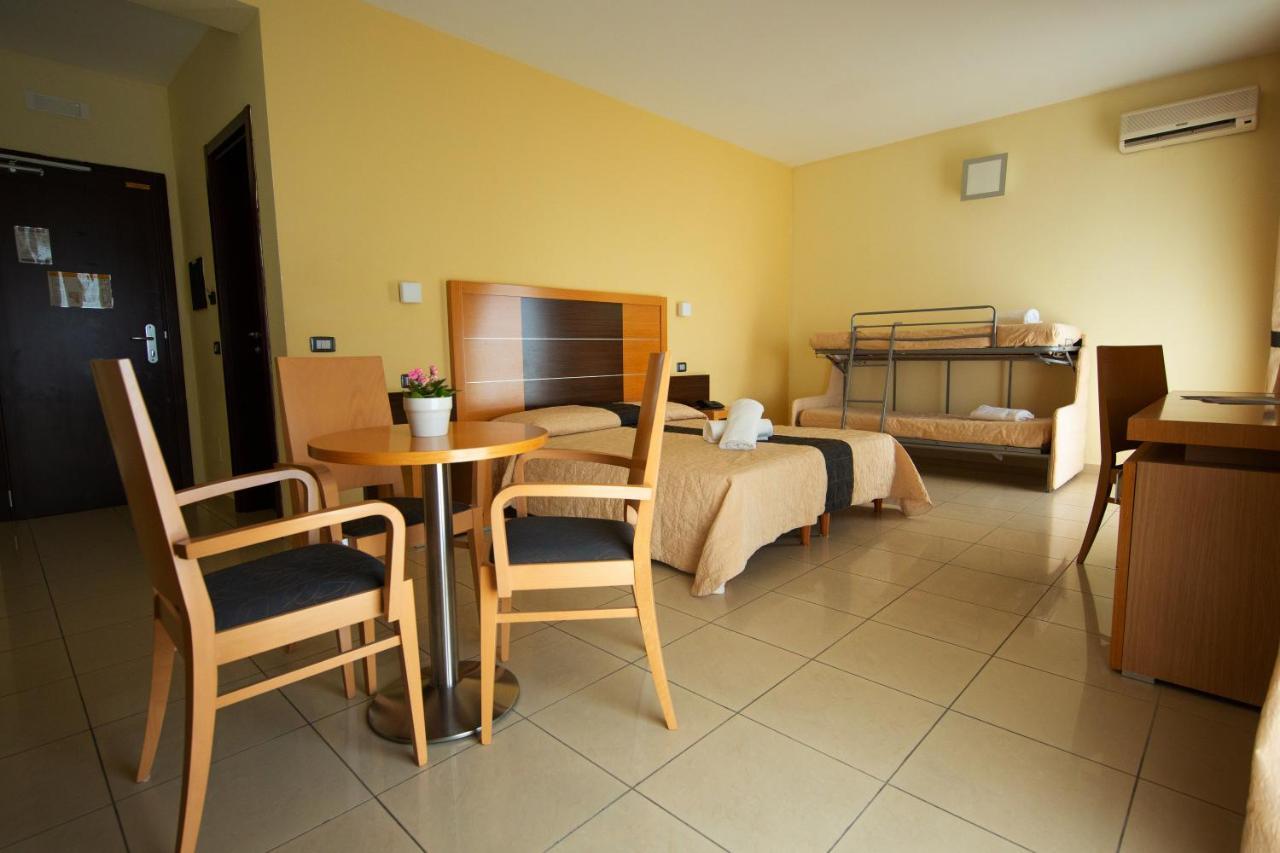 Ticho'S Greenblu Hotel Кастелланета-Марина Екстер'єр фото