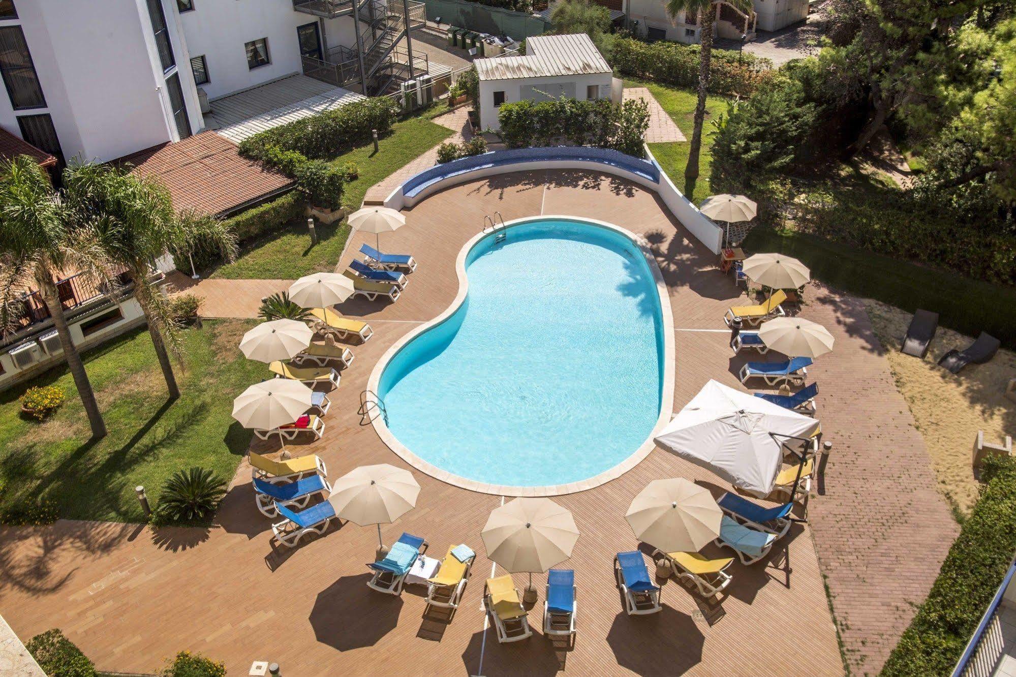 Ticho'S Greenblu Hotel Кастелланета-Марина Екстер'єр фото